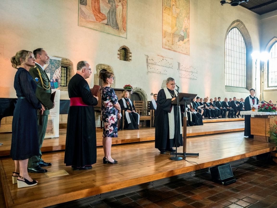 Slovenský biskup Církve československé husitské Jan Hradil při přímluvné modlitbě