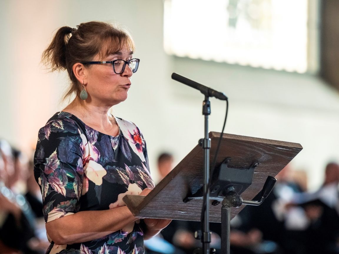 Tajemnice Ústřední rady Církve československé husitské Jana Krajčiříková při přímluvné modlitbě