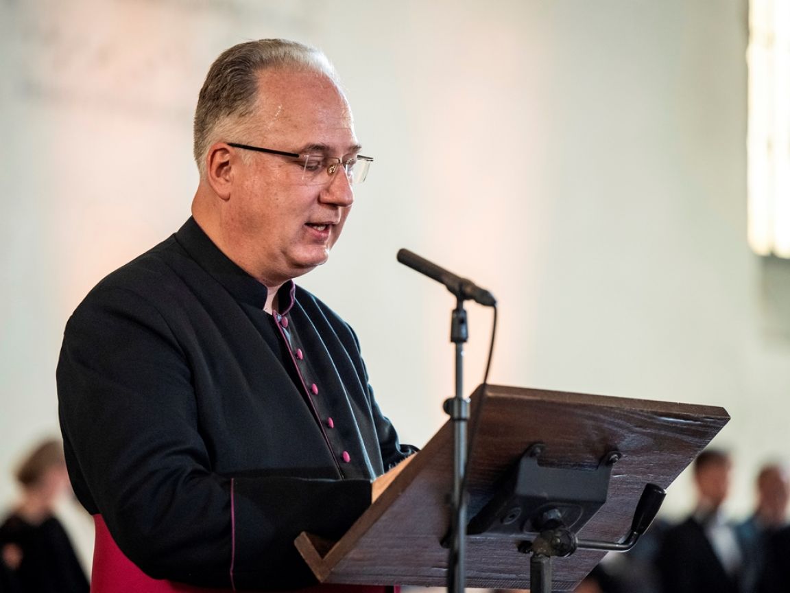 P. Dr. Vojtěch Eliáš, sídelní kanovník Metropolitní kapituly u sv. Víta v Praze při přímluvné modlitbě