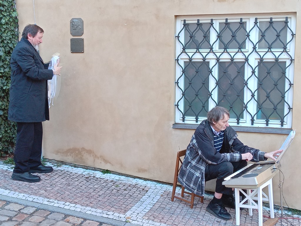 Patriarcha Tomáš Butta odhaluje pamětní desku J. F. Píchy.