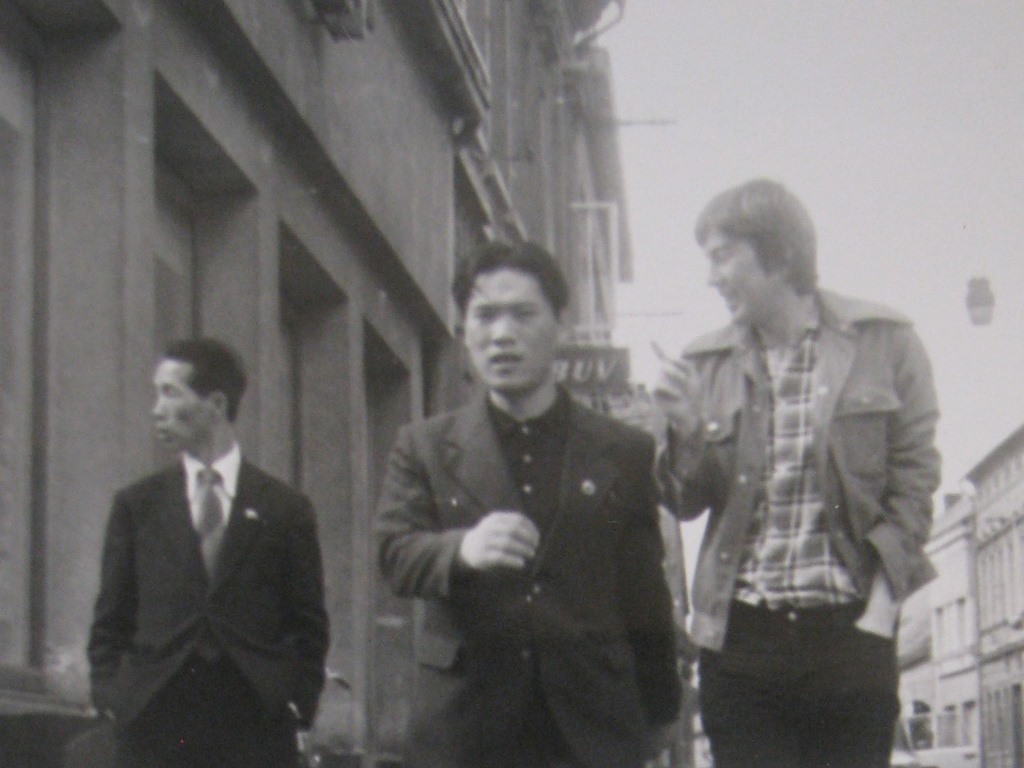 Zdeněk Martiš (vpravo) s čínskými diplomaty při sledování Státní bezpečností.