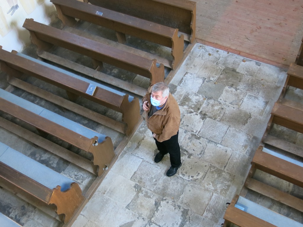 Zdeněk hledící vzhůru.