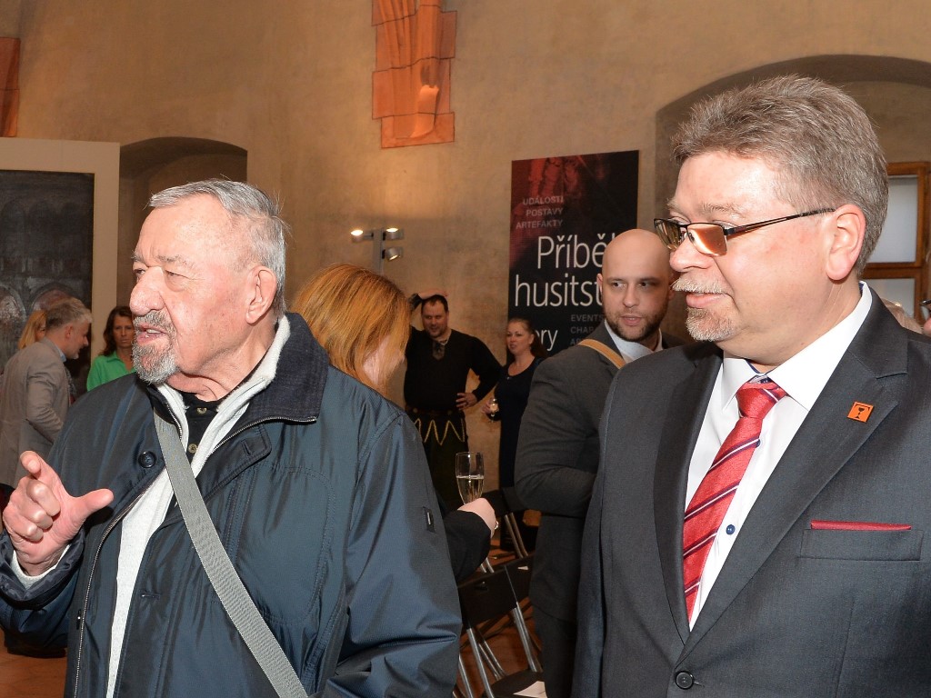 Prof. F. Šmahel s ředitelem Husitského muzea v Táboře dr. J. Smrčkou při zahájení výstavy 21. 2. 2024. Foto: ÚAM CČSH