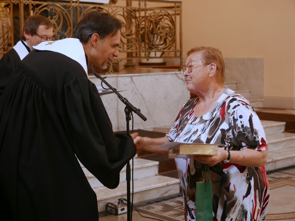 Farářka Mgr. Alena Naimanová byla oceněna za celoživotní službu duchovní a nemocniční kaplanky a skvělou spolupráci s městem a krajem.