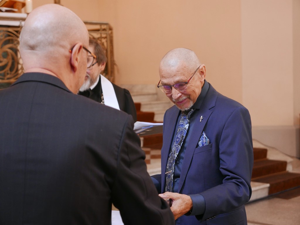 Emeritní biskup Mgr. Michael Moc byl oceněn za svou dlouholetou a zodpovědnou službu církvi.