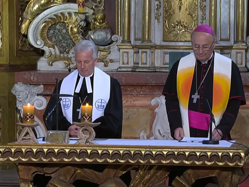 Bohoslužbu vedli pražský arcibiskup Jan Graubner a předseda Ekumenické rady církví biskup Tomáš Tyrlík.