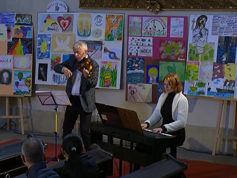 Hudebně bohoslužbu doprovodili houslový virtuos Jaroslav Svěcený a klavíristka Lucie Karlová.