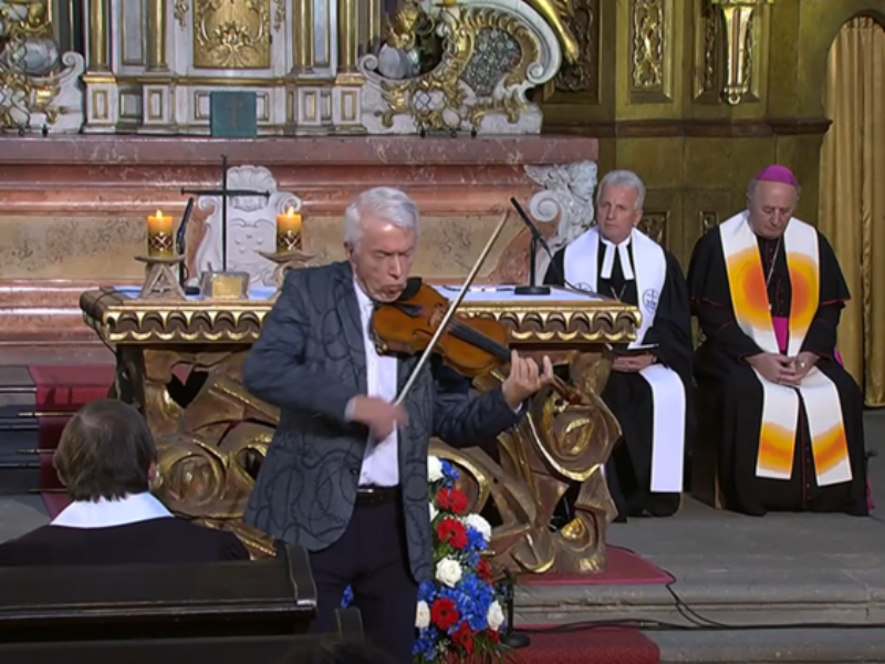 Hudebně bohoslužbu doprovodil houslový virtuos Jaroslav Svěcený.