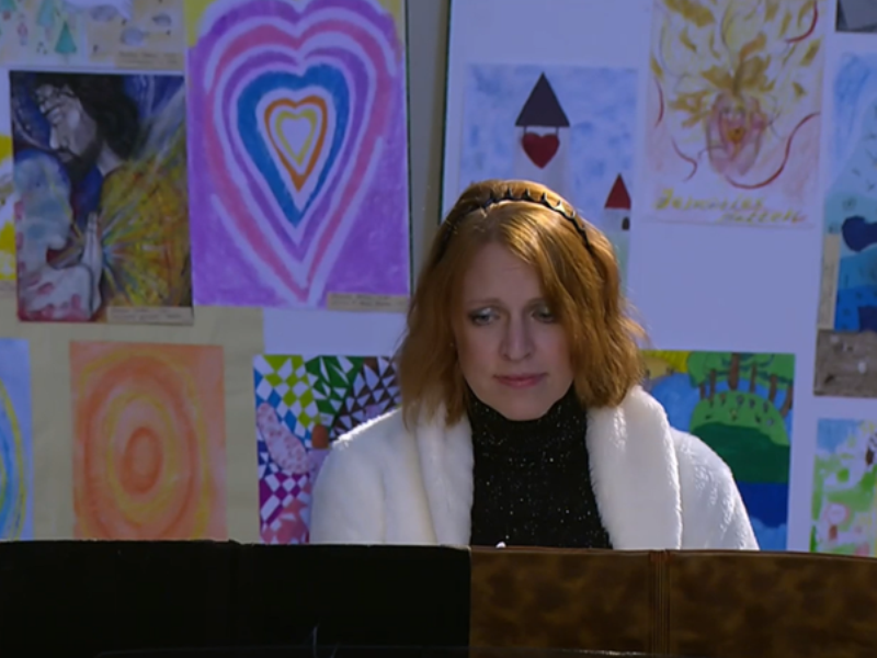 Hudebně bohoslužbu doprovodila klavíristka Lucie Karlová.