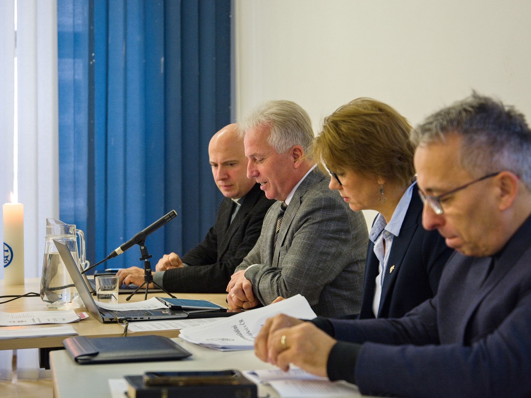 Předseda ERC Tomáš Tyrlík (druhý zleva) zahajuje 21. valné shromáždění ERC.