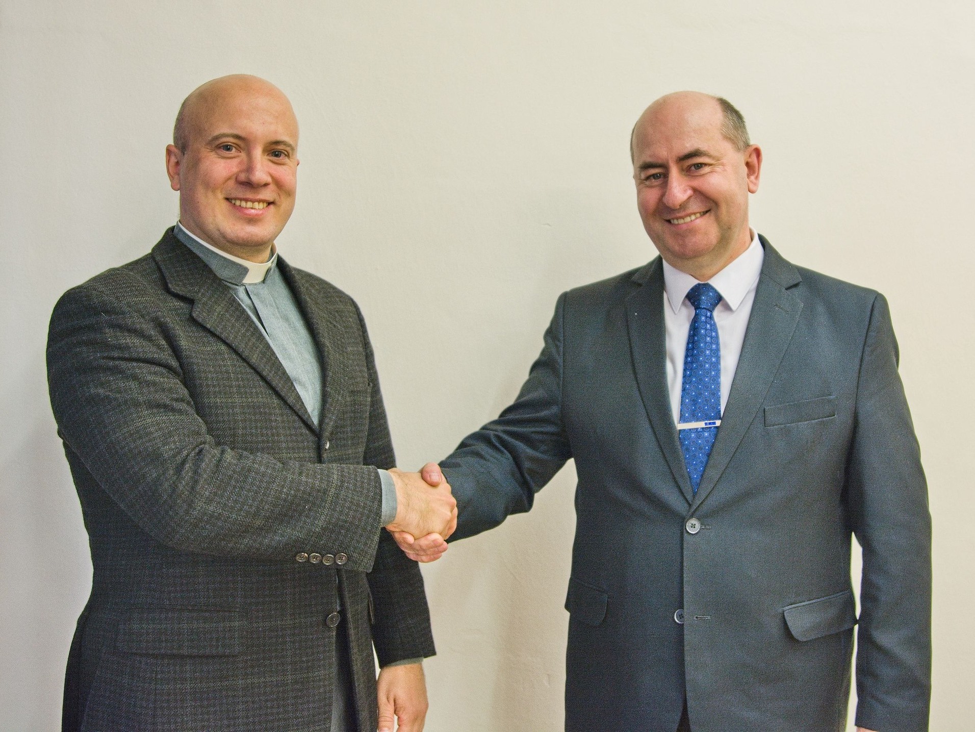 Bývalý generální sekretář Ekumenické rady církví v ČR Petr Jan Vinš s nově zvoleným generálním sekretářem Mariánem Čopem.