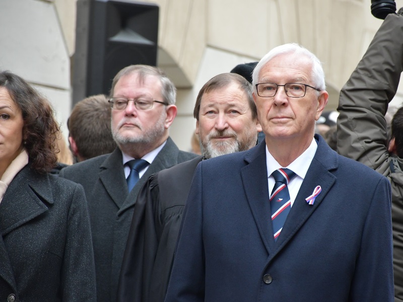 Za Církev československou husitskou tradičně uctil památku položením věnce patriarcha Tomáše Butta. Foto: Petr Skála