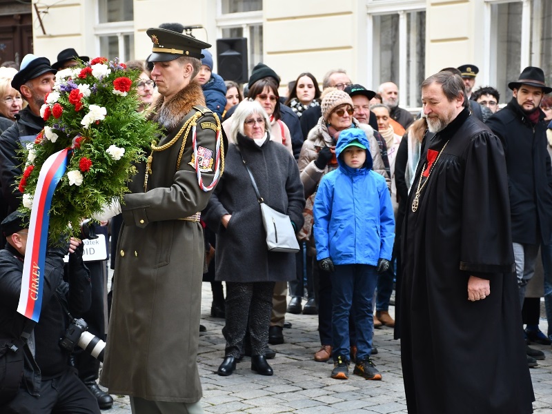 Za Církev československou husitskou tradičně uctil památku položením věnce patriarcha Tomáše Butta. Foto: Petr Skála
