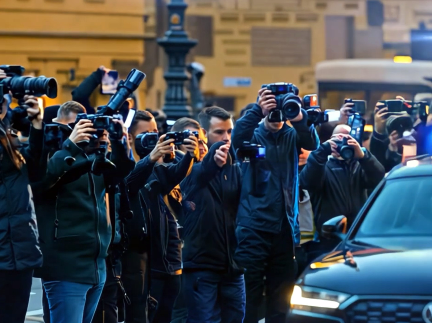 Video: Žižkův meč se po čtyřech stoletích vrací na české území do stověžaté Prahy!