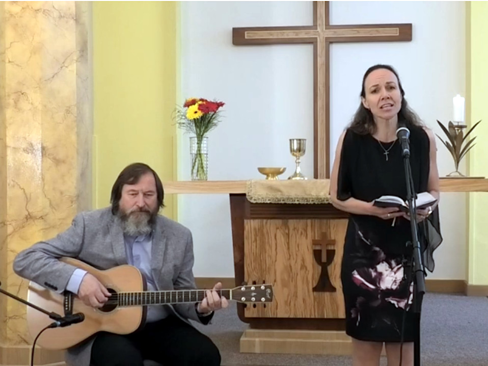 Chvíle s Biblí a kytarou ke svátosti večeře Páně